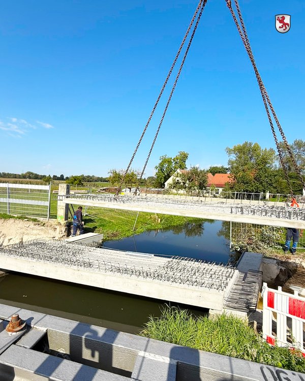 Brücke am Teilungswehr mit Fertigbetonteile am Kran hängend
