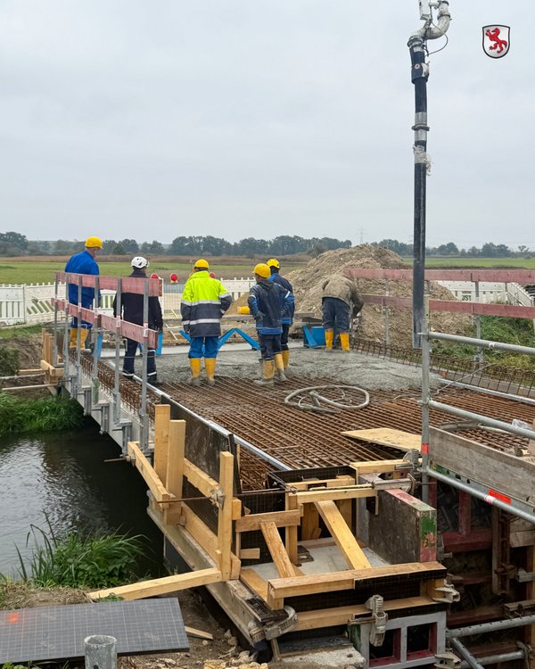 Betonarbeiten an einer Brücke am Teilungswehr
