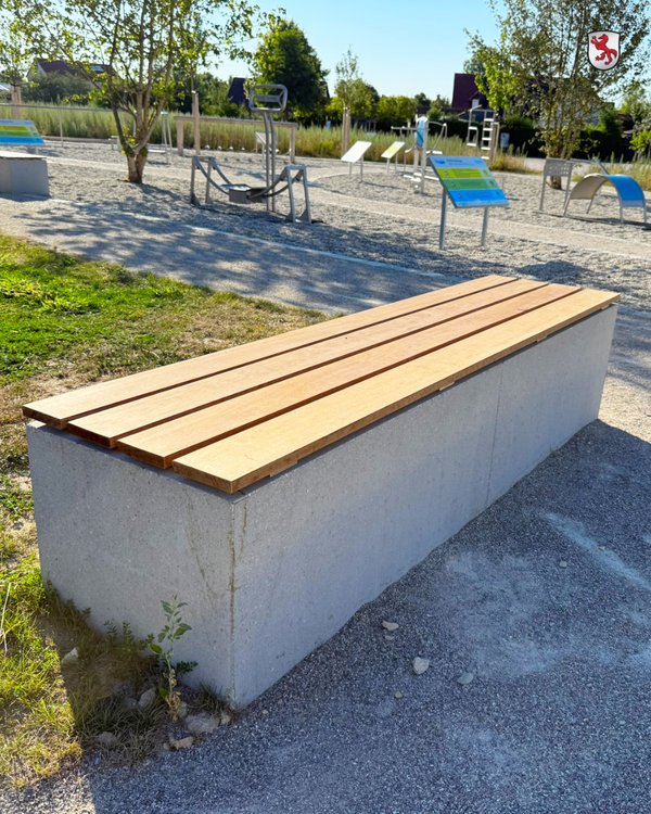 Sitzauflagen aus Holz im Donaupark