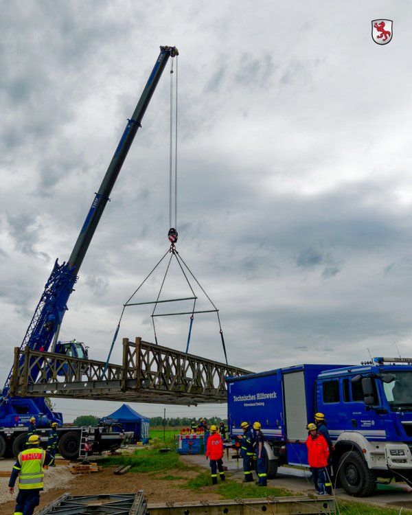 Aufbau der Behelsbrücke am Teilungswehr