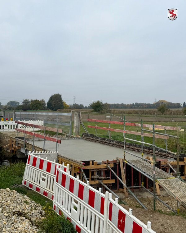 Frisch betonierte Brücke am Teilungswehr
