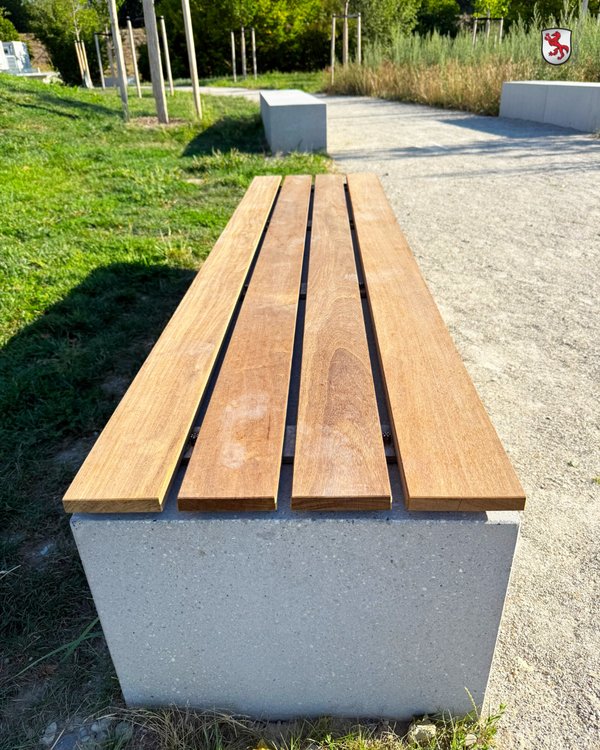 Sitzauflagen aus Holz im Donaupark