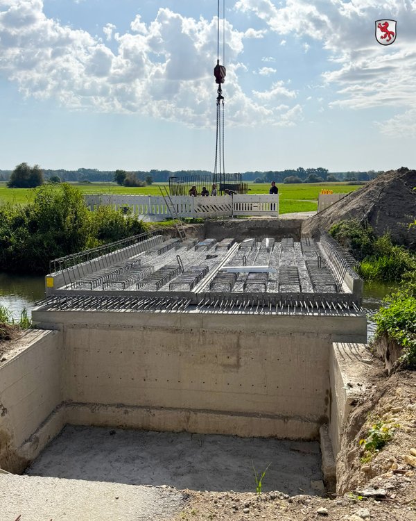 Brücke am Teilungswehr mit Fertigbetonteilen
