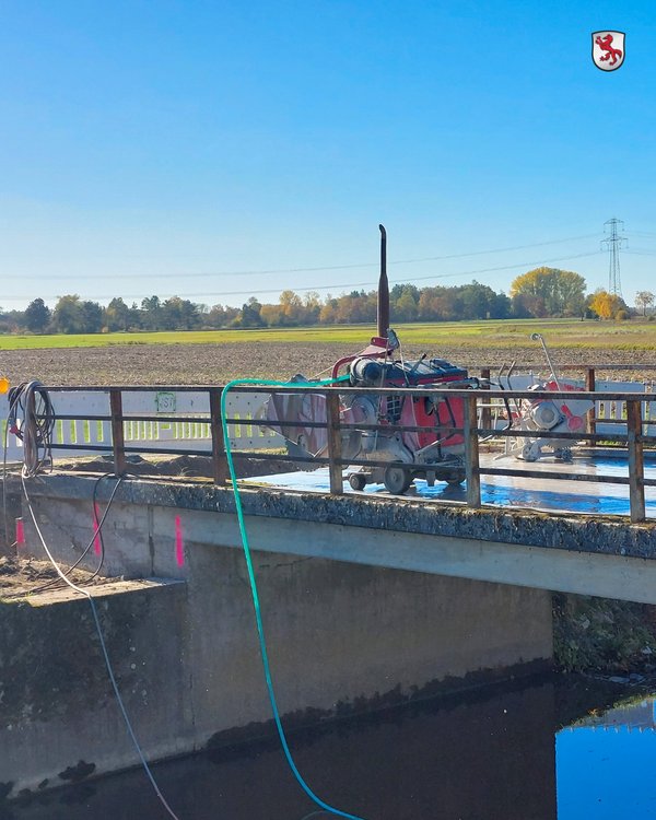 An der Brücke direkt am Teilungswehr laufen aktuell die vorbereitenden Betonschneidearbeiten für den Brückenabbruch