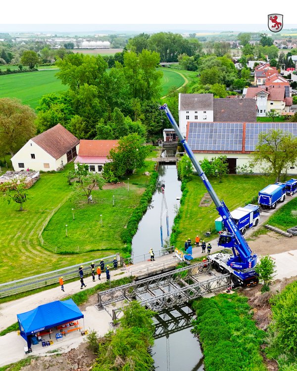 Aufbau der Behelsbrücke am Teilungswehr